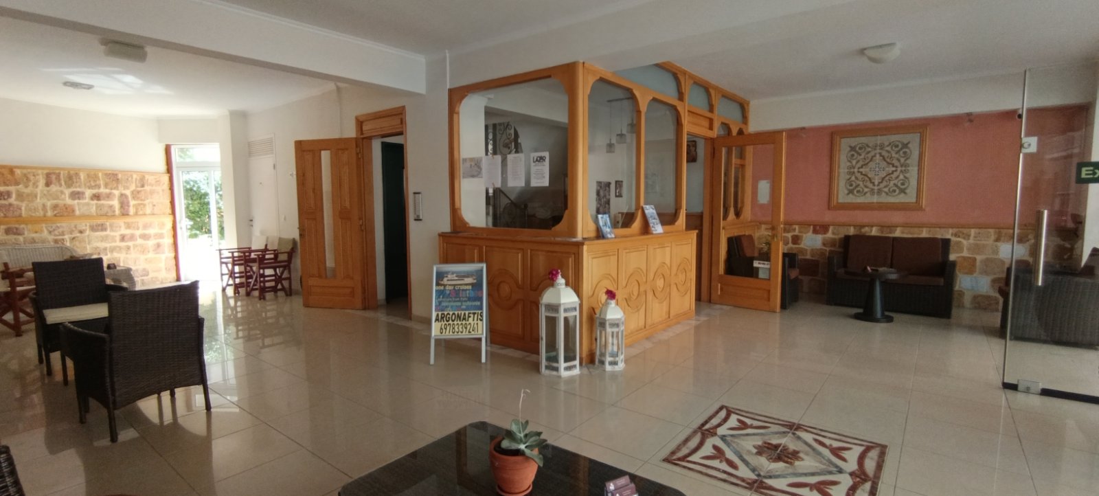 Ρεσεψιόν & Καθιστικό — Oasis Edipsos