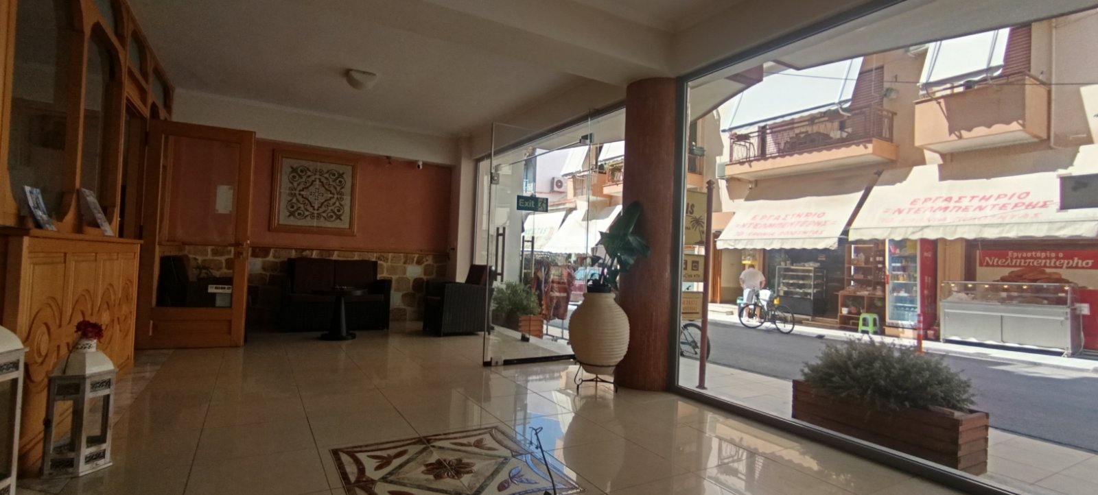 Θέα προς τον δρόμο — Oasis Edipsos